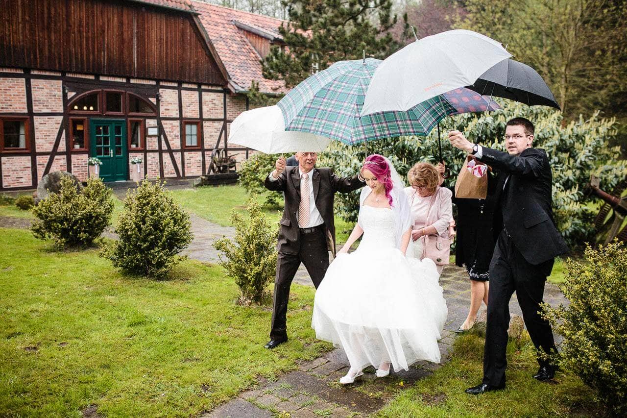 Plötzlicher Regenschauer bei einer Hochzeit in der Kötjemühle Uetze Plötzlicher Regenschauer bei einer Hochzeit in der Kötjemühle Uetze